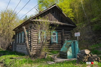 Родник находился у одного из домов | Источник: Тимофей Калмаков / 59.RU