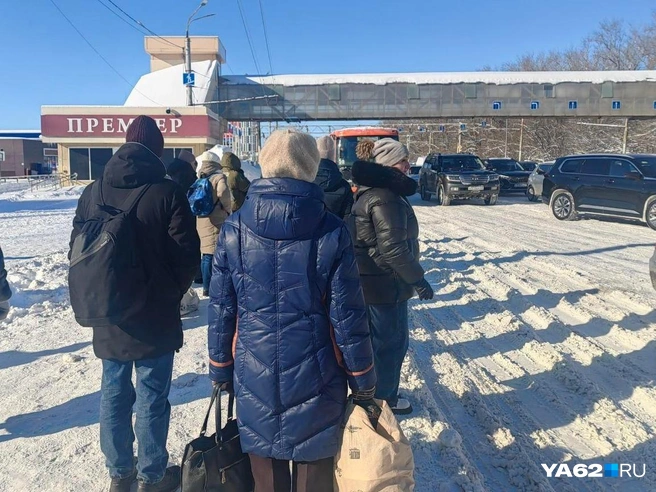 Когда автобус преодолел пробку и набрал скорость, поездка стала напоминать американские горки | Источник: Кристина Мельникова / YA62.RU
