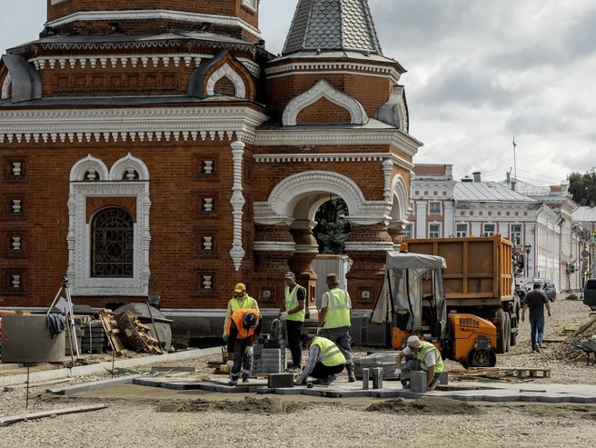 Плитку у часовни Александра Невского начали укладывать 31 июля | Источник: Александр Куренной / 76.RU