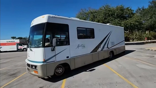 Дом на колесах, в котором путешествуют канадцы