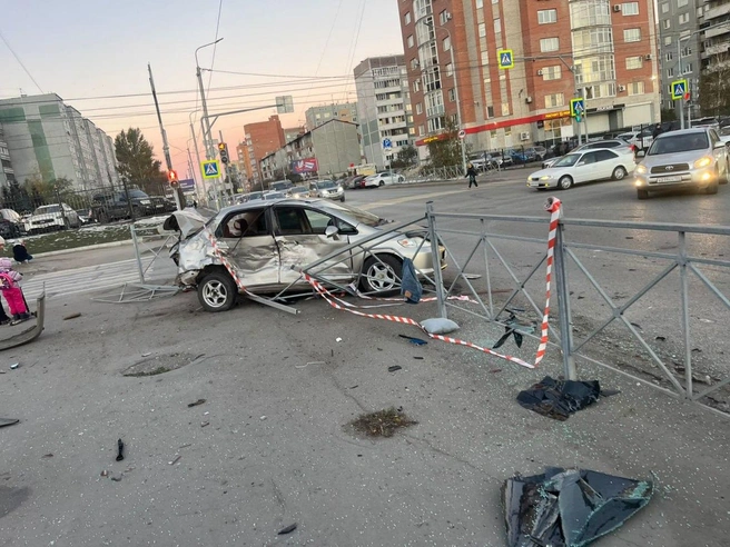 Машину сильно помяло | Источник: «Омская полиция» / t.me