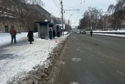 В Новосибирске после падения школьницы из автобуса идет разбирательство