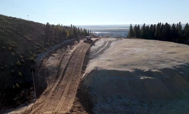 Гигантский сугроб пережил весну и лето на «Хвойном Урмане» | Источник: Югра Официально / t.me