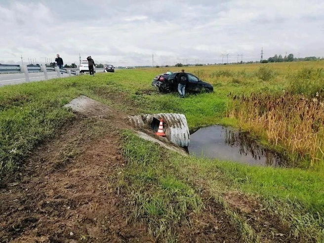 Автомобиль съехал с дороги, наехал на водосточную трубу и опрокинулся | Источник: Госавтоинспекция Тюменской области / Max.ru