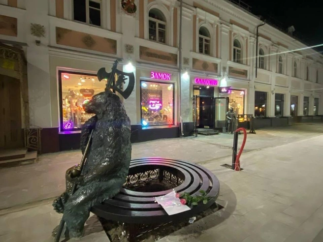 На месте, где обычно играла на гармони Галина, оставлены цветы и записка | Источник: Yaroslavl Art