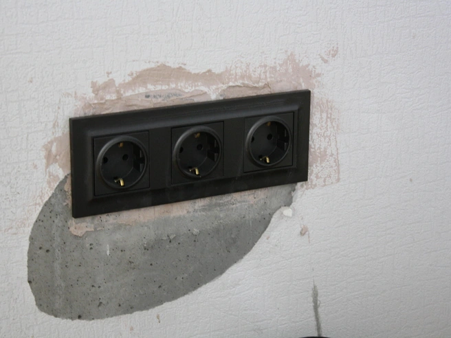 По предварительной версии, мальчик коснулся оголённого провода в розетке и одновременно батареи, что привело к короткому замыканию и удару током. | Источник: Роман Марьяненко / E1.RU