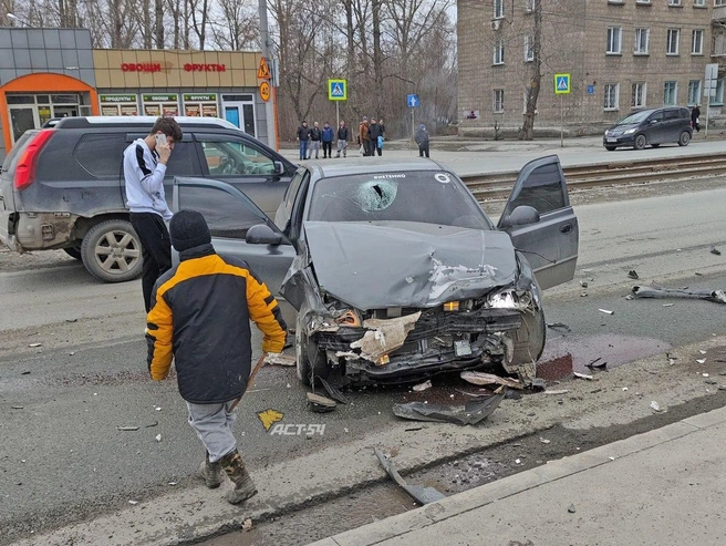 У Hyundai Accent разбилась передняя часть и лобовое стекло | Источник: «АСТ-54 Black» / Telegram
