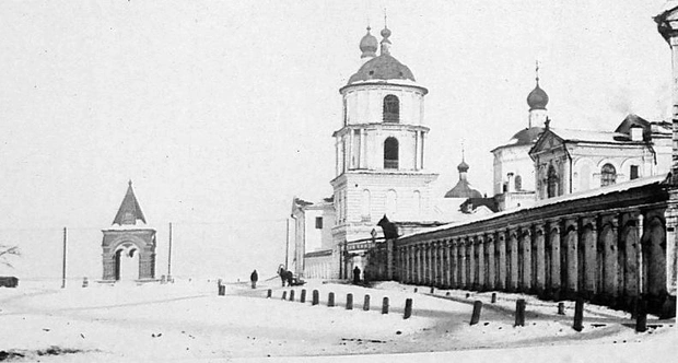 Совсем рядом с улицей Польских Повстанцев расположен собор Богоявления. 100 лет назад он выглядел иначе&nbsp;— на фото нет шатровой колокольни, которая была разрушена в XVIII веке и восстановлена в 1960-х. На фоне&nbsp;— утраченная Царская триумфальная арка, вместо которой теперь стоит памятник Основателям Иркутска | Источник: Pastvu.com 