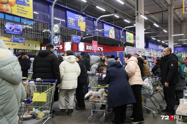 «Лента» возле ТЦ&nbsp;«Кристалл» встречает очередями. Кто-то докупает продукты&nbsp;— в корзинах газировка и майонез, кто-то закупается впрок | Источник: Ирина Шарова / 72.RU 