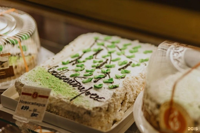 Кондитерская фабрика «Сибирячка» выпускает торт «Новосибирский» с 1980 года | Источник: Фабрика «Сибирячка» / 2ГИС