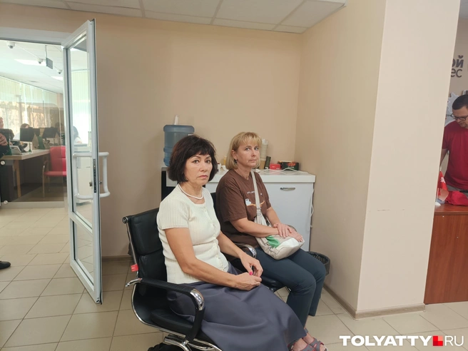 Жители пришли, чтобы спросить лично у директора: лягут ли долги на их кошельки | Источник: Юлия Дроглева / tolyatty.ru