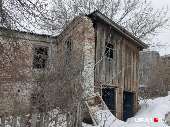 А с торца деревянная пристройка | Источник: Булат Салихов / UFA1.RU