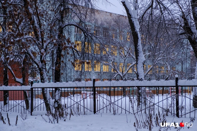 Свет в окнах школы говорит о том, что занятия идут | Источник: Булат Салихов / UFA1.RU