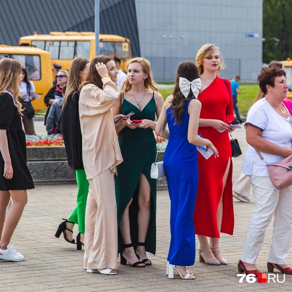 Одиннадцатиклассницы нарядились  | Источник: Кирилл Поверинов / 76.RU