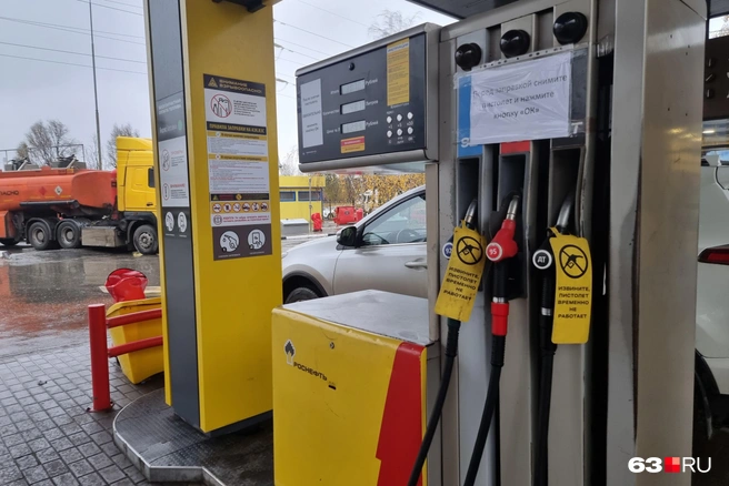 На «Роснефти» нет многих видов топлива — именно здесь самые выгодные цены, поэтому раскупают быстро | Источник: Роман Данилкин / 63.RU 