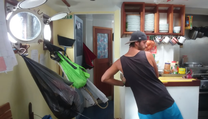 Вот как выглядит приготовление пищи на корабле в шторм (видео)
