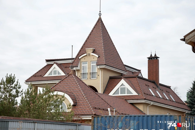 Коттедж находится на берегу озера Смолино | Источник: Михаил Шилкин