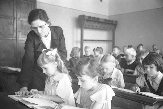 Учитель А.&nbsp;Е.&nbsp;Печерская ведет первый урок в первом классе. 1 сентября 1947 года | Источник: из фотофондов Центрального госархива Самарской области и Самарского областного госархива социально-политической истории
