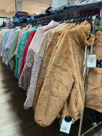 Плюшевые кофты на замке в ассортименте, от 499 рублей | Источник: Алёна Золотухина / NGS.RU