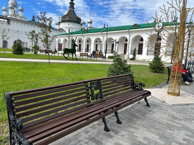 Для отдыха в центре установили лавочки | Источник: Алина Сардекова / 76.RU