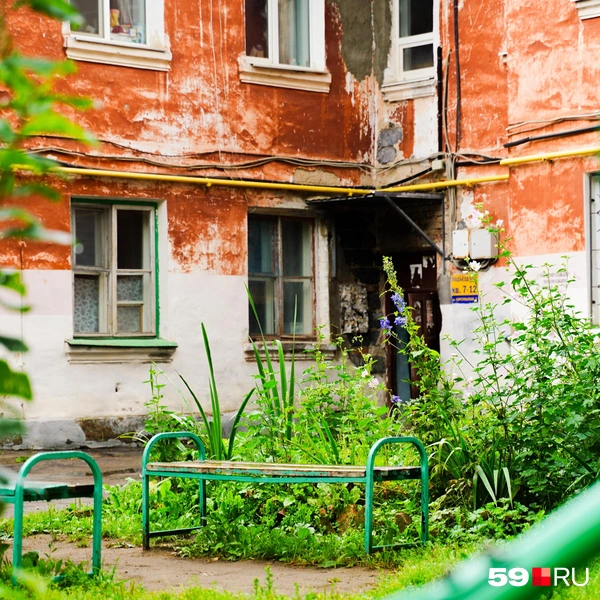 Двор двухэтажки, где раньше жила пермячка | Источник: Репсиме Зурнаджян / 59.RU