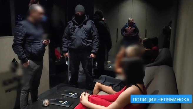 Девушки явно ждали не таких мужчин | Источник: ГУ МВД по Челябинской области