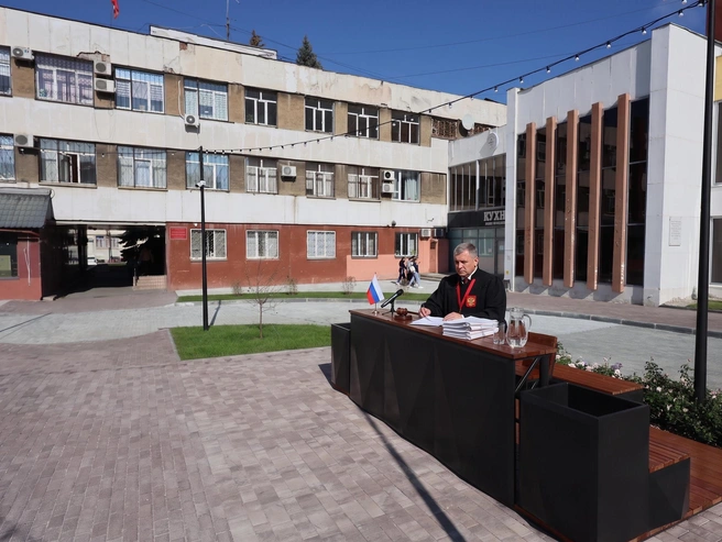 Судья за этим столиком смотрится и правда органично | Источник: Семен Казьмин, AI