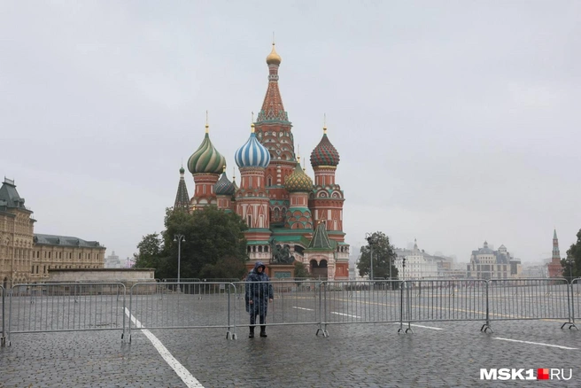 За металлическими заборами стоят сотрудники Росгвардии | Источник: Артем Устюжанин / MSK1.RU
