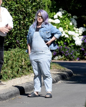 Беременная Келли Осборн в 2022 году