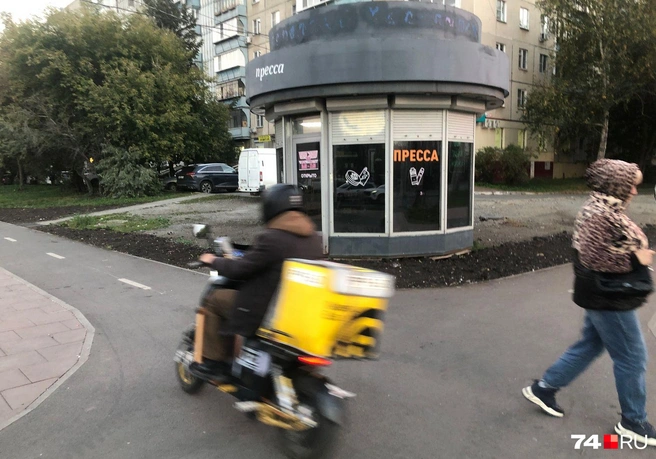 Потенциально аварийное место: пересечение двух велодорожек, у которого стоит киоск, закрывающий обзор. Сейчас трафик низкий, а весной ждем жестких ДТП с самокатчиками и велосипедистами | Источник: Артем Краснов