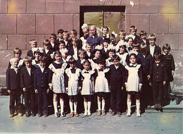 Максим - третий слева в первом ряду. 3-й «А» класс школы №4 города Одесса, 1985 год