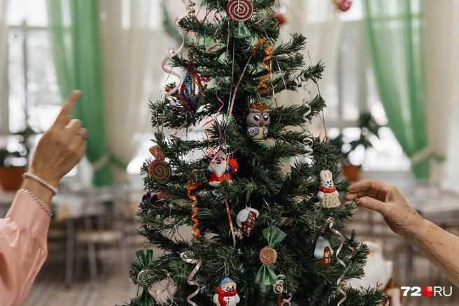 Игрушки на елку сделала одна из сотрудниц пансионата. Татьяна рассказала об этом на мастер-классе всем проживающим | Источник: Ирина Шарова / 72.RU