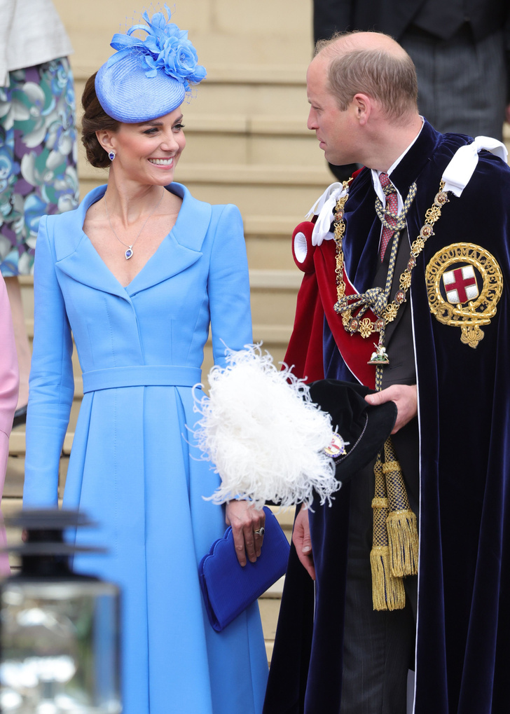 Заимствуя лучшее: Кейт Миддлтон в синем платье и туфлях, как у Меган Маркл, на церемонии Ордена Подвязки