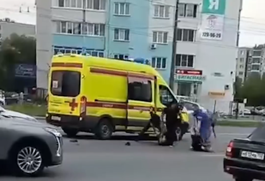 В соцсетях разлетается видео нападения неадекватной компании на бригаду скорой помощи в Челябинске