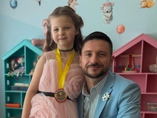 «В сентябре уже школа. Поверить не могу!»: милые кадры дочки Сергея Лазарева с выпускного в детском саду