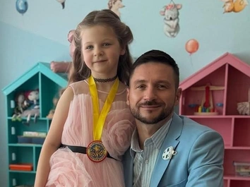 «В сентябре уже школа. Поверить не могу!»: милые кадры дочки Сергея Лазарева с выпускного в детском саду