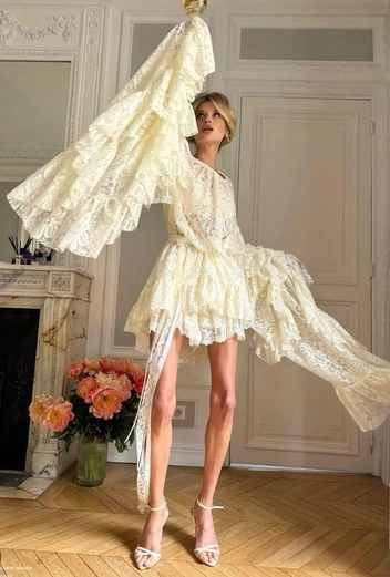 Летящее платье можно носить не только летом — присмотритесь к кружеву | Источник: ru.pinterest.com