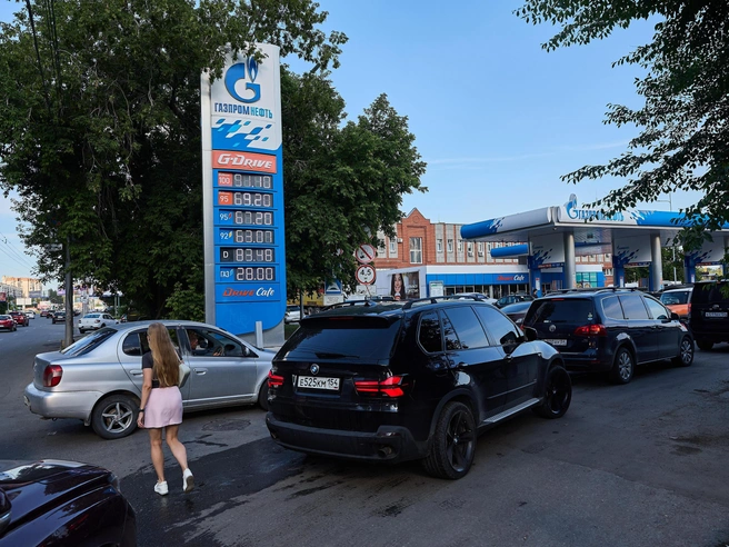 Спецтехника заправляется на АЗС «Газпромнефти» | Источник: Александр Ощепков / NGS.RU