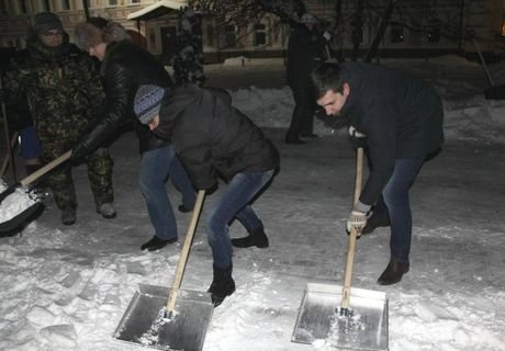 Мэр Рязани очистил сквер на Соборной от снега | ya62.ru