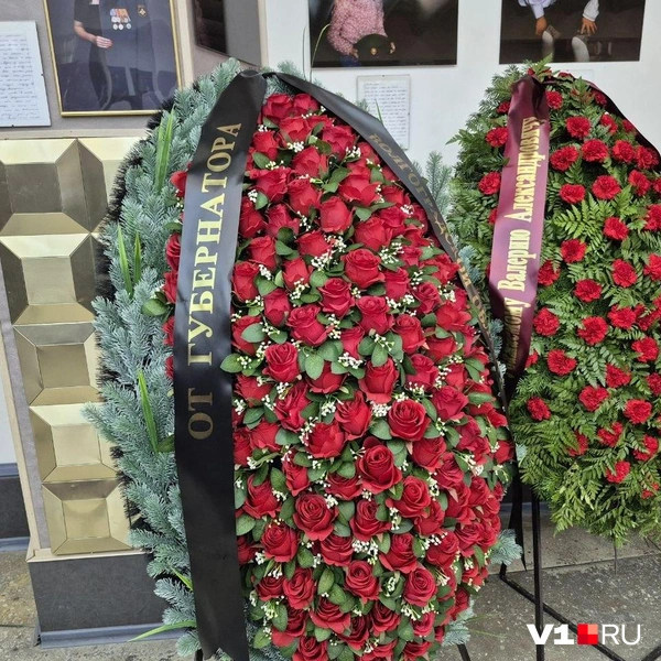 Губернатор на похороны не приехал, но отправил венок | Источник: Ирина Яковлева / V1.RU