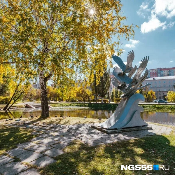 Скульптурная композиция «Лебеди» | Источник: Кирилл Башинский / NGS55.RU