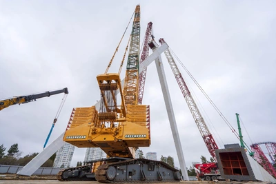 В Волгограде смонтировали гигантские колонны для аттракциона