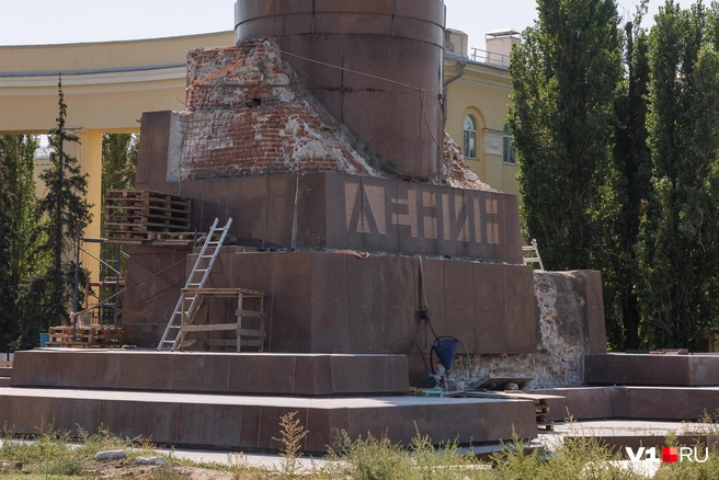С этого ракурса можно подумать, что монумент сносят | Источник: Алексей Волхонский / V1.RU