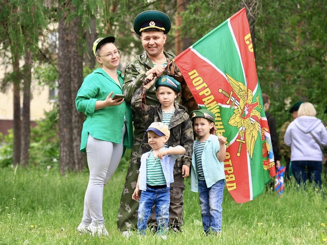 Многие пришли на праздник вместе с семьями | Источник: Михаил Шилкин