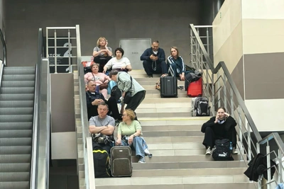 В аэропорту Перми пассажиры сидят на полу из-за задержек рейсов