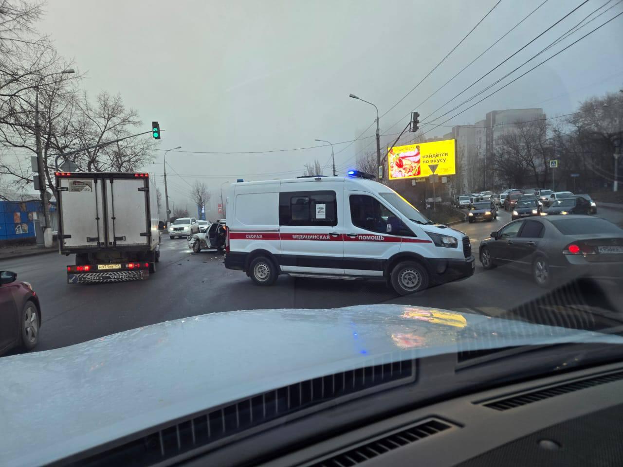 В Волгограде очевидцы сообщают о массовой аварии в Ворошиловском районе, на дороге образовался затор