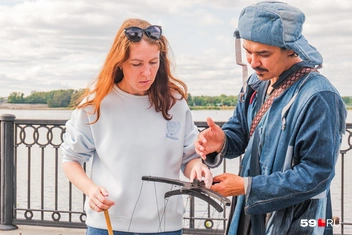 Девушка захотела попробовать побыть кукольником | Источник: Тимофей Калмаков / 59.RU