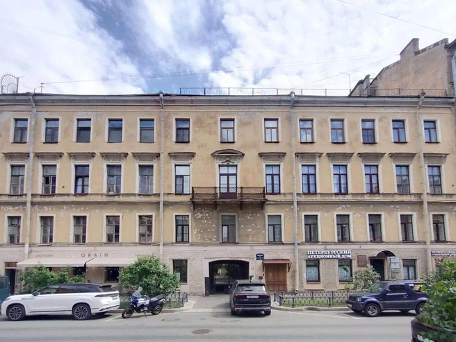 В 1848 году, вернувшись с юга, Путилов поселился в скромной квартире на Моховой улице, 12 (доходный дом Денфера). | Источник: Михаил Огнев / «Фонтанка.ру»
