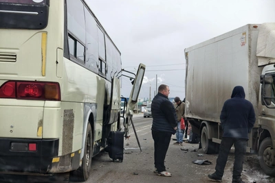 Автобус и грузовик столкнулись в Березовке