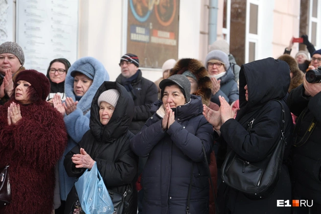 Никто не способен сдерживать эмоции в этот горький и тяжелый момент | Источник: Владислав Лоншаков / E1.RU